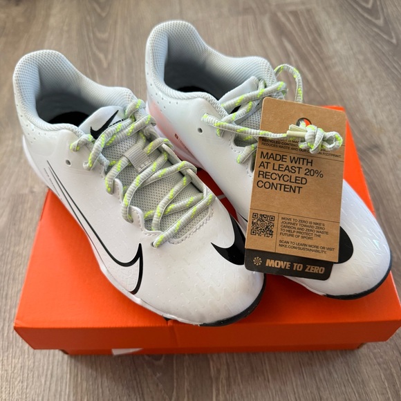 Nike White and Black Softball Cleats - Picture 1 of 7